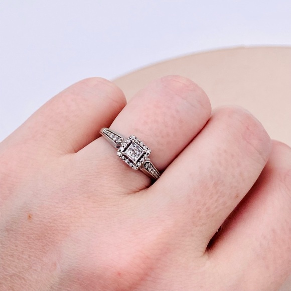 EUC 10K White Gold Princess-cut Diamond Ring - Picture 17 of 17